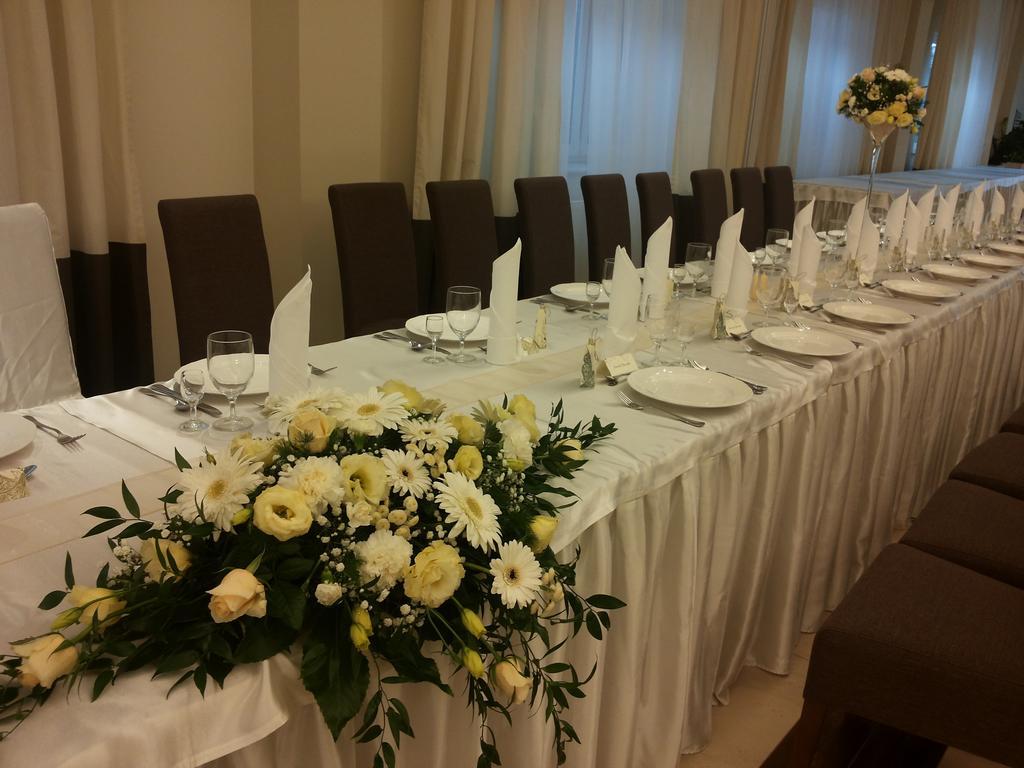 Hotel Feniks Gniezno Ngoại thất bức ảnh